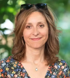 <p>Carine Tardieu nasceu em 1973 em Paris. Após um ano de psicologia e outro em uma escola de enfermagem, ela começa a escrever roteiros. É nesse momento que ela se lança de cabeça em sua vocação inicial e se matricula na Escola Superior de Realização Audiovisual.<br />
Em 2003, a morte de sua mãe a levou a realizar seu primeiro curta-metragem, Les Baisers des autres, seguido por L’Aîné de mes soucis, um ano depois. Em 2007, ela realizou seu primeiro longa-metragem: La Tête de maman. Para seu segundo filme, ela colaborou com Raphaële Moussafir, autora do romance Du vent dans mes mollets, que elas adaptaram juntas em 2012. O filme foi um grande sucesso de bilheteria, mas Carine Tardieu preferiu não se apressar. Foi preciso esperar até 2017 para que seu terceiro longa-metragem veja a luz do dia, Ôtez-moi d’un doute, com Cécile de France, para o qual ela volta a trabalhar no roteiro com Raphaële Moussafir. Para Os Jovens Amantes* (2022), ela voltou a trabalhar com a atriz belga. Seu último longa-metragem, O Apego, aborda novamente um tema que lhe é caro: a família.</p>
