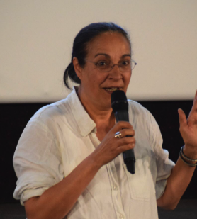 <p>Nascida em Angers, Fabienne Godet obteve um diploma em psicologia e começou a trabalhar em um instituto de saúde, enquanto paralelamente cursava estudos de cinema e audiovisual. Com base em sua experiência corporativa, ela criou seu primeiro longa-metragem, Sauf le respect que je vous dois em 2006, retratando a violência e a mecânica da submissão. Fortalecida por essa estreia bastante bem recebida pela crítica, ela retorna ao documentário em 2009 com o retrato de um especialista em fuga em Ne me libérez pas je m’en charge, que recebeu uma indicação ao 35º Prêmio César na categoria Melhor Documentário.</p>
