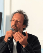 <p>Tristan Séguéla voltou-se para a realização após concluir estudos em comunicação. Ele iniciou sua carreira dirigindo documentários, entre eles Les Communicants (2003), uma imersão no mundo da comunicação política, e Albuquerque (2005), que explora a América durante as eleições presidenciais. Em 2013, Tristan dirigiu seu primeiro longa-metragem de ficção, 16 ans ou presque, uma comédia sobre um advogado cuja vida vira de ponta-cabeça ao enfrentar uma crise de adolescência tardia. Em 2023, Séguéla realiza Un homme heureux, comédia estrelada por Fabrice Luchini e Catherine Frot, que aborda o tema da transição de gênero no seio de um casal casado há muitos anos. Seu terceiro filme, Docteur, foi lançado em 2019 e conta a história de um médico rabugento obrigado a colaborar com um entregador de comida para garantir sua ronda noturna. Este filme, protagonizado pelo saudoso Michel Blanc e pelo comediante de sucesso Hakim Jemil, foi premiado com o Grande Prêmio do Festival Internacional de Cinema de Comédia de Liège no ano de seu lançamento.</p>
